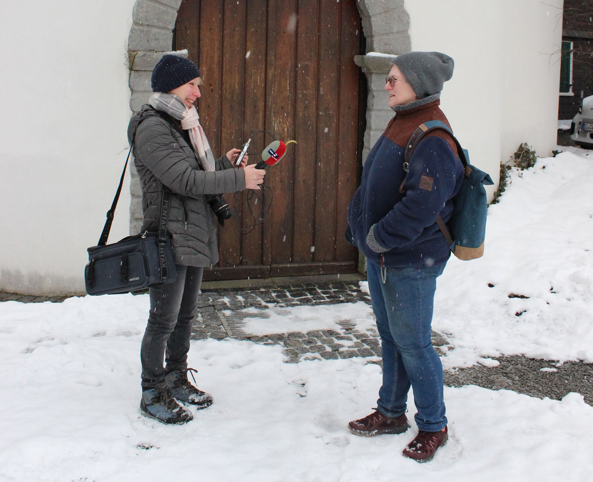 Beim WDR4-Spaziergang mit Redakteurin Andrea Klasen berichtete Museumsleiterin Dr. Corinna Nauck über die besonderen Sehenswürdigkeiten des Rundweges Niederdielfen.