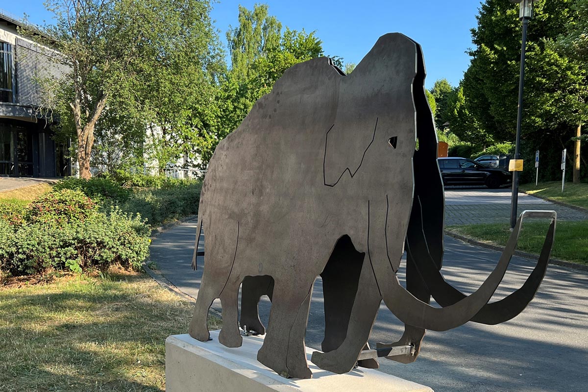 kleines Mammut vor dem Museum