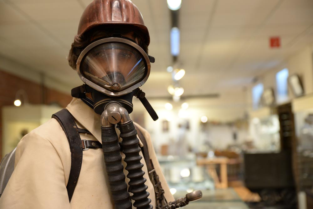 Feuerwehrmann untertage mit Atemschutzmaske vor 100 Jahren