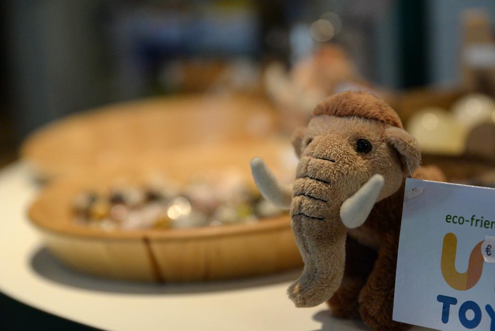 Dieses wunderschöne Mammut-Plüschtier gibt es im Museums-Shop zu kaufen